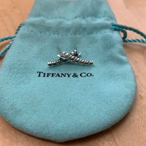 Tiffany and co graffiti climbing hearts